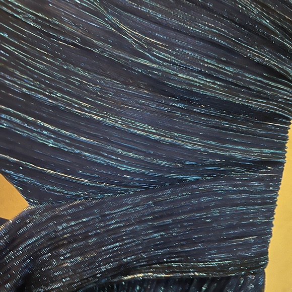 Beautiful Formal Dress. Betsy & Adam sz. 8 - Picture 4 of 4